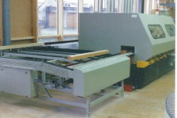 RF hinter der Bearbeitungsmaschine zurück